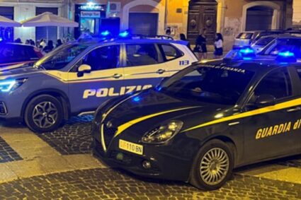 Arrestato in flagranza di reato per spaccio. Squadra Mobile e cinofili della Finanza in azione